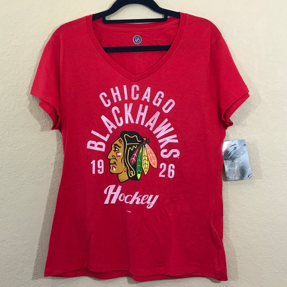 NHL NWT Red V-Neck Chicago Blackhawks Hockey T-Shirt 3782